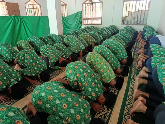 Menanamkan Disiplin dan Karakter Islami Melalui Sholat Dzuhur Berjamaah di MTsN 8 Bungo