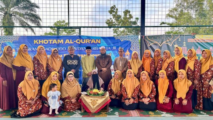 Waka Kesiswaan MTsN 8 Bungo Hadiri Penutupan NGAOS dan Berbagi Takjil di Dusun Gapura Suci