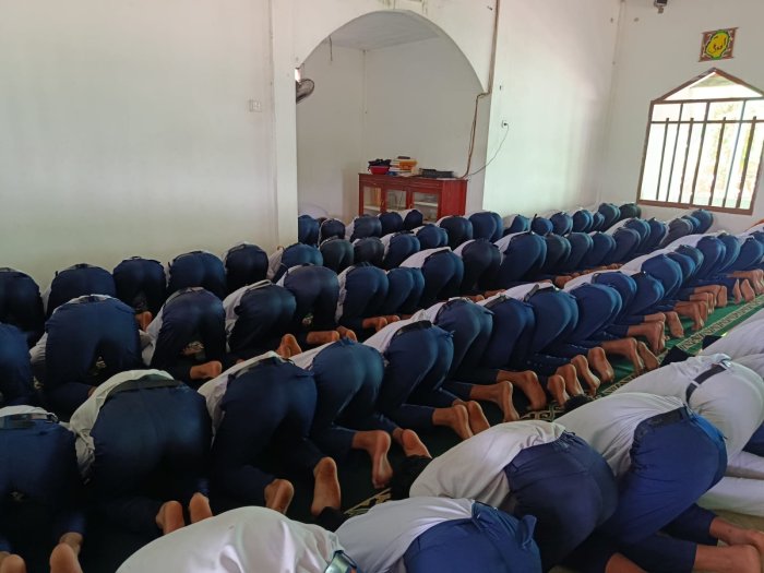 Menumbuhkan Karakter Religius Melalui Sholat Dzuhur Berjamaah Rutin di MTsN 8 Bungo