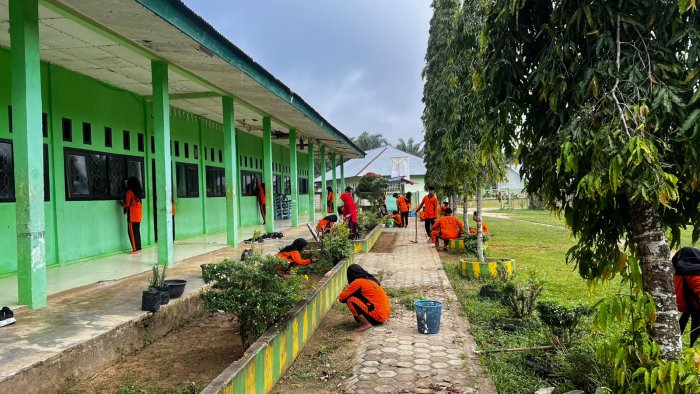 Semangat Kebersamaan MTsN 8 Bungo: Gotong Royong Usai Senam Pagi Sambut Ujian Akhir Semester Genap Semangat Kebersamaan MTsN 8 Bungo: Gotong Royong Usai Senam Pagi Sambut Ujian Akhir Semester Genap