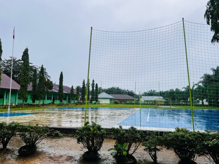 Semangat Tak Surut di Tengah Hujan, Ujian Madrasah Hari Kedua MTsN 8 Bungo Berjalan Lancar