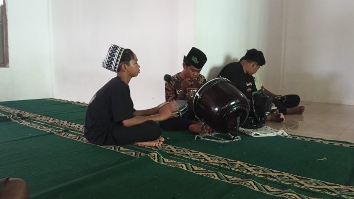 Tim Hadroh MTsN 8 Bungo Matangkan Persiapan Peringatan Isra Miraj di Mushola Al Ikhlas