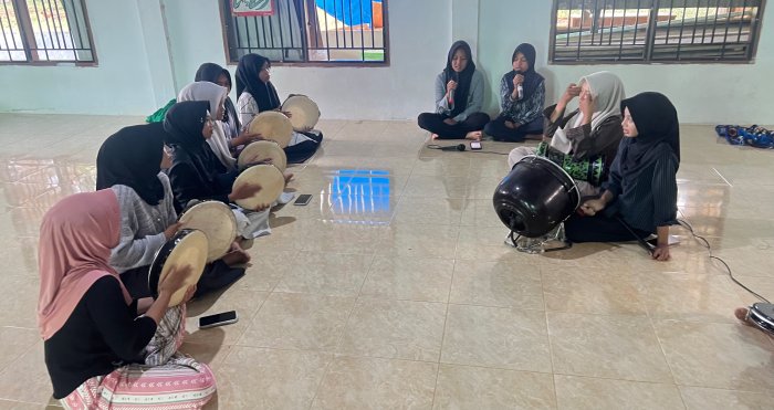 Tim Hadroh MTsN 8 Bungo Matangkan Persiapan Penampilan untuk Rutinan Jumat Yasin dan Tahlil Tim Hadroh MTsN 8 Bungo Matangkan Persiapan Penampilan untuk Rutinan Jumat Yasin dan Tahlil