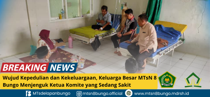 Wujud Kepedulian dan Kekeluargaan, Keluarga Besar MTsN 8 Bungo Menjenguk Ketua Komite yang Sedang Sakit