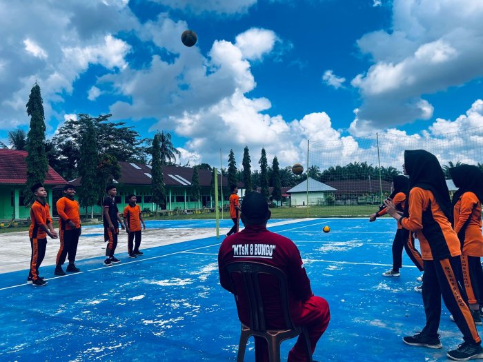 Semangat Sportivitas Siswa Kelas IX MTsN 8 Bungo dalam Ujian Praktik Penjas Bola Besar