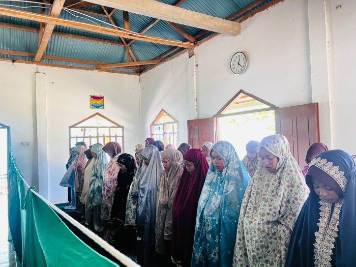 Menumbuhkan Karakter Religius Sejak Dini: Sholat Dzuhur Berjamaah dan Kultum oleh Kelas VII C MTsN 8 Bungo