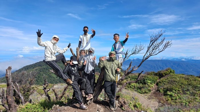 Semangat Kebersamaan Tak Pernah Pudar: Alumni MTsN 8 Bungo Taklukkan Gunung Talang 2.597 Mdpl
