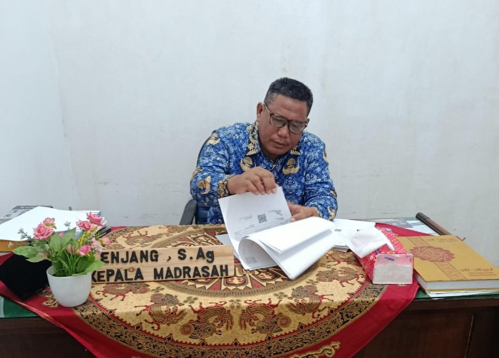 Kepala MTsN 8 Bungo Lakukan Pengecekan dan Penandatanganan Rapor Semester Genap Jelang Pembagian Kepala MTsN 8 Bungo Lakukan Pengecekan dan Penandatanganan Rapor Semester Genap Jelang Pembagian