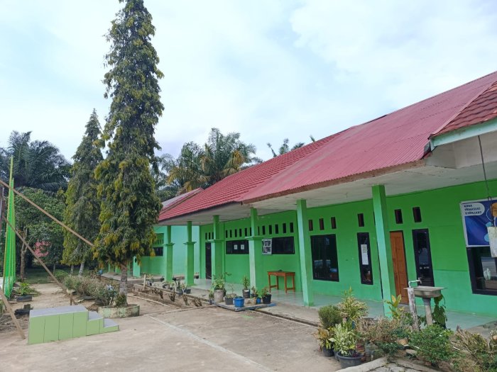 Suasana Libur Idul Fitri, MTsN 8 Bungo Tetap Asri dan Bersih Berkat Dedikasi Petugas Kebersihan