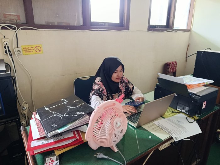 Komitmen Tinggi Penata Layanan Operasional MTsN 8 Bungo Laksanakan Sinkronisasi EMIS untuk persiapan TKA Kelas IX