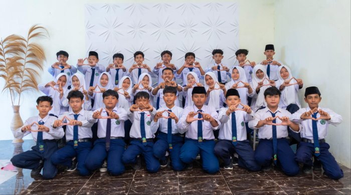Menjaga Kekompakan, Kelas VIII A MTsN 8 Bungo Abadikan Momen Kebersamaan Bersama Wali Kelas Menjaga Kekompakan, Kelas VIII A MTsN 8 Bungo Abadikan Momen Kebersamaan Bersama Wali Kelas