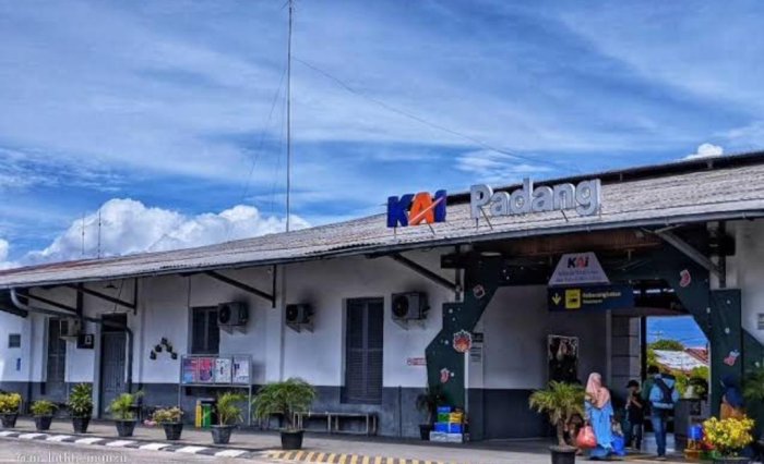 Tim Riset MTsN 8 Bungo Mengenal Sejarah KAI Melalui Kunjungan Edukatif ke Stasiun Kereta Api Sumatera Barat Tim Riset MTsN 8 Bungo Mengenal Sejarah KAI Melalui Kunjungan Edukatif ke Stasiun Kereta Api Sumatera Barat