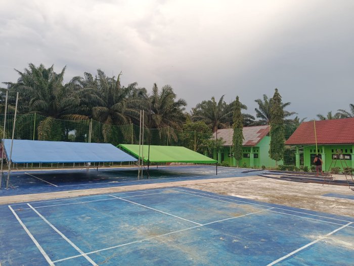 Semangat Kebersamaan Warnai Pemasangan Tenda Haflatul Wada Kelas IX MTsN 8 Bungo