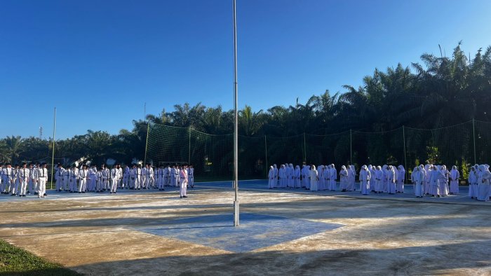 Semangat Disiplin dan Kebersamaan Warnai Upacara Bendera di MTsN 8 Bungo Semangat Disiplin dan Kebersamaan Warnai Upacara Bendera di MTsN 8 Bungo