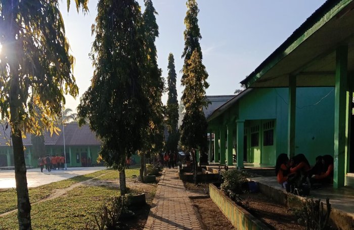 Ramadhan yang Bersih dan Menyejukkan: Suasana Madrasah MTsN 8 Bungo Membuat Siswa Nyaman Belajar