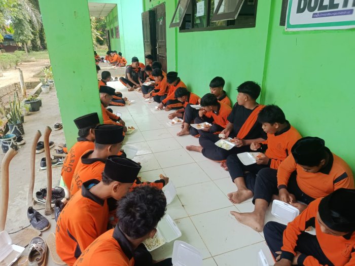 Kebersamaan Keluarga Besar MTsN 8 Bungo dalam Kegiatan Makan Bersama Menyambut Bulan Suci Ramadhan