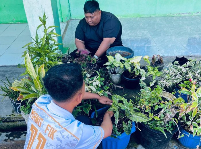 Cinta Madrasah, Tumbuhkan Keindahan: Guru MTsN 8 Bungo Rawat dan Tanam Bunga di Lingkungan Sekolah