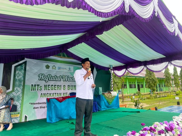 Datuk Rio Dusun Gapura Suci Beri Sambutan Penuh Nasihat pada Haflatul Wada Angkatan XXI MTsN 8 Bungo
