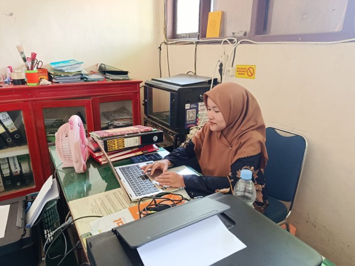 Proktor dan Teknisi TKA MTsN 8 Bungo Mulai Persiapan Data dan Sinkronisasi Peserta