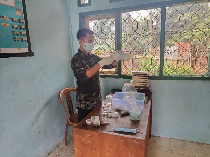 Belajar Sains Lebih Bermakna: Siswa Kelas VII C MTsN 8 Bungo Praktikum Klasifikasi Hewan dan Tumbuhan