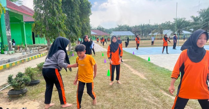 Permainan Tradisional Galah Asin Meriahkan Ekskul Sabtu Sore Bersama OSIM MTsN 8 Bungo Permainan Tradisional Galah Asin Meriahkan Ekskul Sabtu Sore Bersama OSIM MTsN 8 Bungo