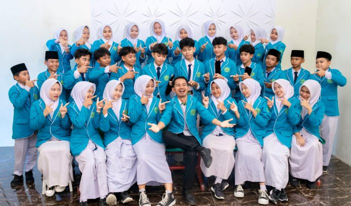 Semangat Kebersamaan dan Kekompakan Pengurus OSIM MTsN 8 Bungo Abadikan Momen dalam Foto Studio Semangat Kebersamaan dan Kekompakan Pengurus OSIM MTsN 8 Bungo Abadikan Momen dalam Foto Studio