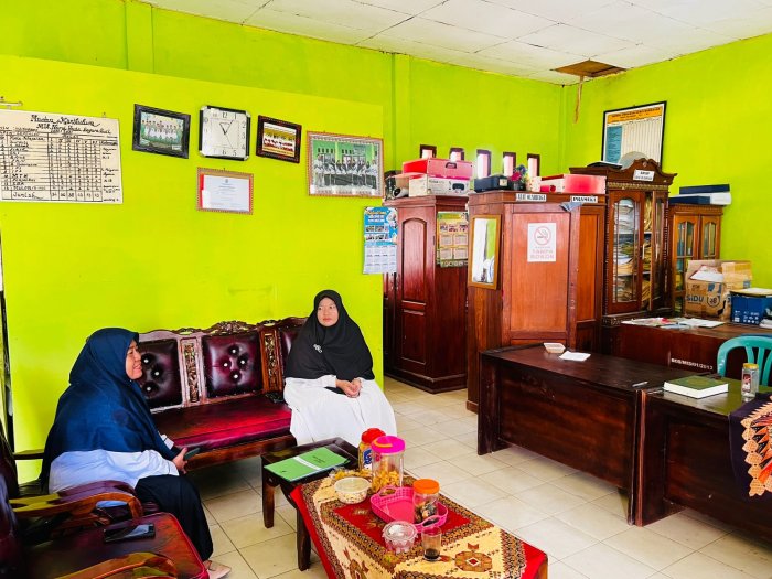 Semangat Jemput Bola, Panitia SPMB MTsN 8 Bungo Antarkan Formulir ke SD/MI di Lingkungan Sekitar