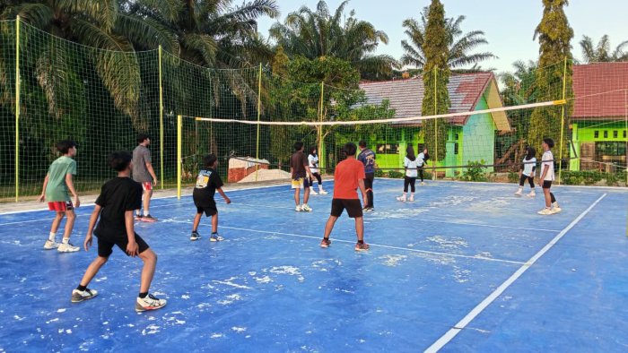Semangat Tak Pernah Padam, Tim Voli MTsN 8 Bungo Jalani Latihan Rutin Bersama Kepala Madrasah Semangat Tak Pernah Padam, Tim Voli MTsN 8 Bungo Jalani Latihan Rutin Bersama Kepala Madrasah