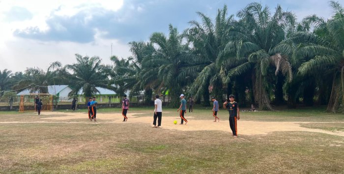 Semangat Sportivitas dan Kebersamaan Warnai Latihan Ekstrakurikuler Futsal MTsN 8 Bungo Bersama OSIM Semangat Sportivitas dan Kebersamaan Warnai Latihan Ekstrakurikuler Futsal MTsN 8 Bungo Bersama OSIM