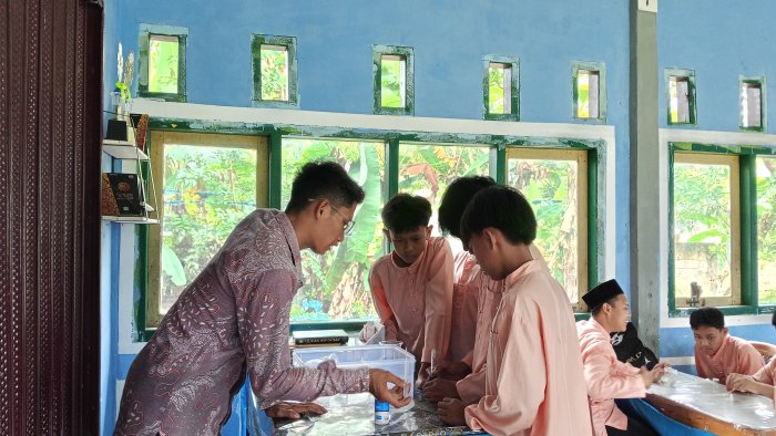 Praktikum IPA Kelas VII A MTsN 8 Bungo: Belajar Biologi Lewat Pembuatan Spesimen Basah Serangga