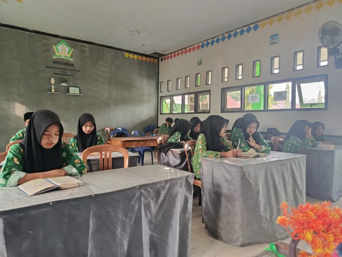Budaya Tadarus Pagi di MTsN 8 Bungo: Menyemai Cahaya Al-Quran Sebelum Pelajaran Dimulai