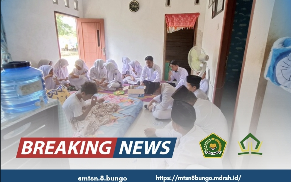 Tumbuhkan Empati dan Solidaritas, Siswa Kelas VIII C MTsN 8 Bungo Jenguk Rekan yang Sakit