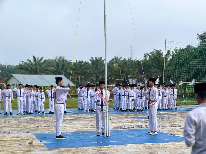 Upacara Bendera MTsN 8 Bungo Berjalan Khidmat, OSIM Tampil Penuh Tanggung Jawab