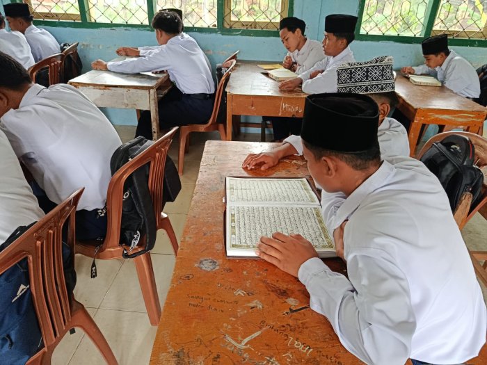 Mengawali Pagi dengan Cahaya Al-Quran, MTsN 8 Bungo Tanamkan Tadarus dan Pemahaman Makna Ayat Suci
