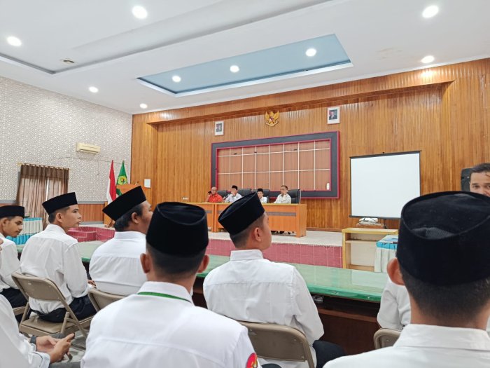 Dua Tendik MTsN 8 Bungo Ikuti Pembinaan dan Penerimaan Kontrak Kerja Outsourcing Kemenag Bungo