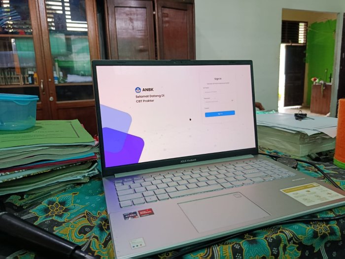 Operator MTsN 8 Bungo Lakukan Sinkronisasi dan Instalasi Aplikasi Demi Suksesnya Simulasi TKA 2026