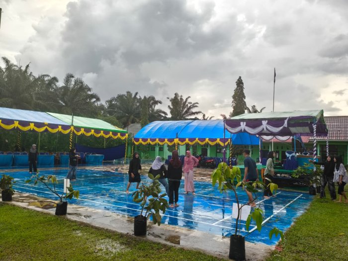 Kebersamaan Panitia Haflatul Wada MTsN 8 Bungo di Tengah Rintik Huja