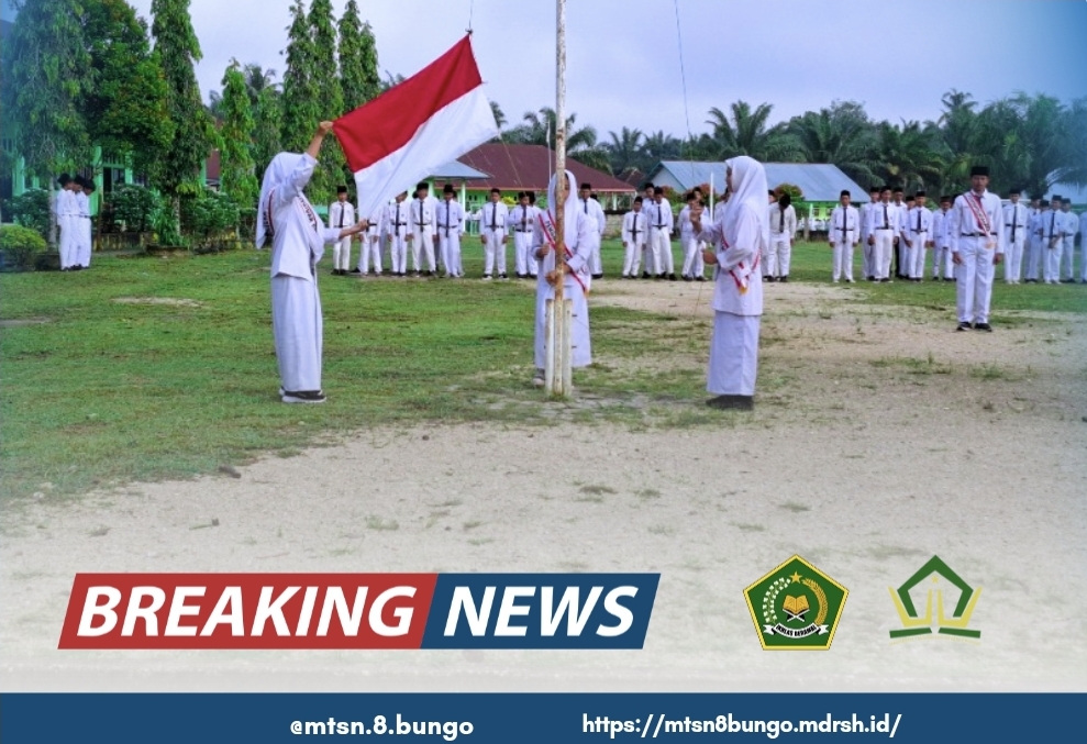 TANAMKAN KEDISIPLINAN: MTSN 8 BUNGO LAKSANAKAN UPACARA BENDERA HARI SENIN
