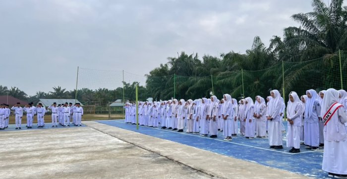 Upacara Bendera Hari Senin MTsN 8 Bungo Tanamkan Disiplin dan Semangat Belajar di Awal Pekan Upacara Bendera Hari Senin MTsN 8 Bungo Tanamkan Disiplin dan Semangat Belajar di Awal Pekan