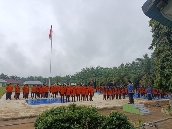 Latihan Ketangkasan Baris-Berbaris: Menumbuhkan Disiplin dan Jiwa Kepemimpinan Siswa MTsN 8 Bungo