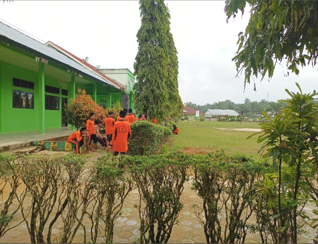 SISWA SISWI MTSN 8 BUNGO MELAKUKAN GOTONG ROYONG MENJELANG UJIAN SEMESTER GENAP 