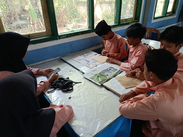 Praktikum IPA Seru di MTsN 8 Bungo: Membuat Spesimen Kering Tumbuhan untuk Mengenal Klasifikasi Tumbuhan
