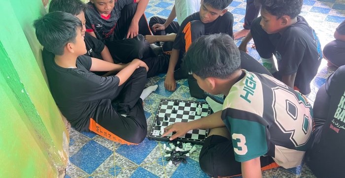 Keseruan Bermain Catur Warnai Kegiatan Ekstrakurikuler Sabtu Sore Bersama OSIM MTsN 8 Bungo Keseruan Bermain Catur Warnai Kegiatan Ekstrakurikuler Sabtu Sore Bersama OSIM MTsN 8 Bungo