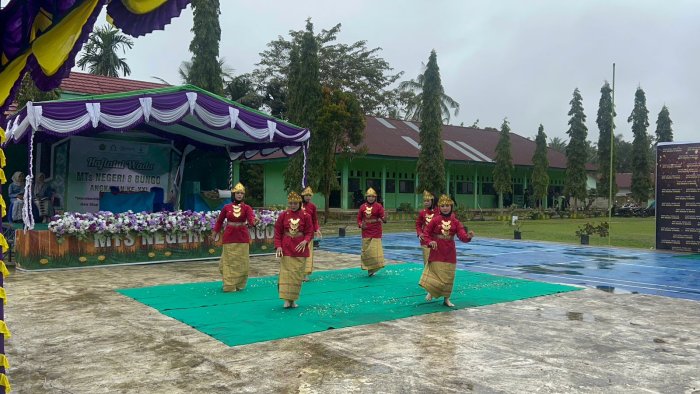 Perwakilan Kelas 7B MTsN 8 Bungo Tampil Memukau dengan Tari Saman pada Haflatul Wada Kelas IX