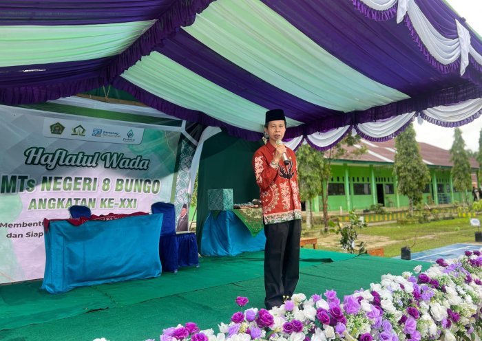 Kepala Kantor Kementerian Agama Kabupaten Bungo Hadiri Haflatul Wada Angkatan XXI MTsN 8 Bungo
