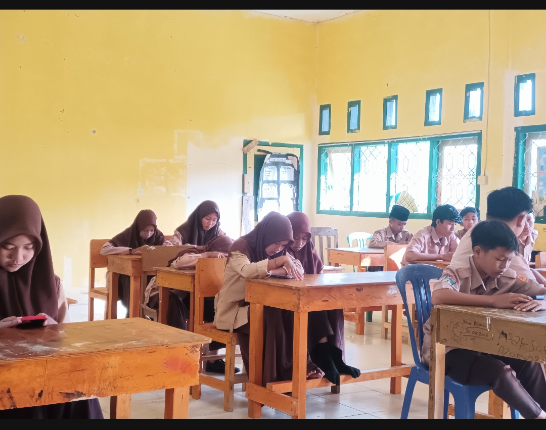 UJIAN SEMESTER HARI TERAKHIR DI MTSN 8 BUNGO BERJALAN DENGAN LANCAR