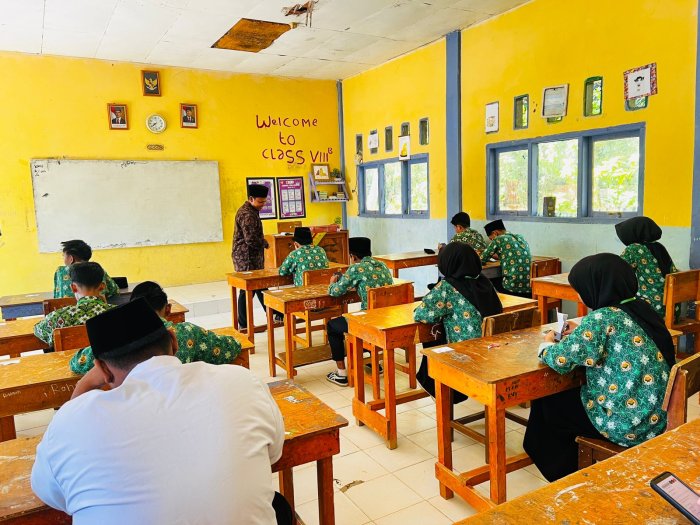 Hari Ketiga Ujian Madrasah MTsN 8 Bungo Berjalan Lancar dan Tertib