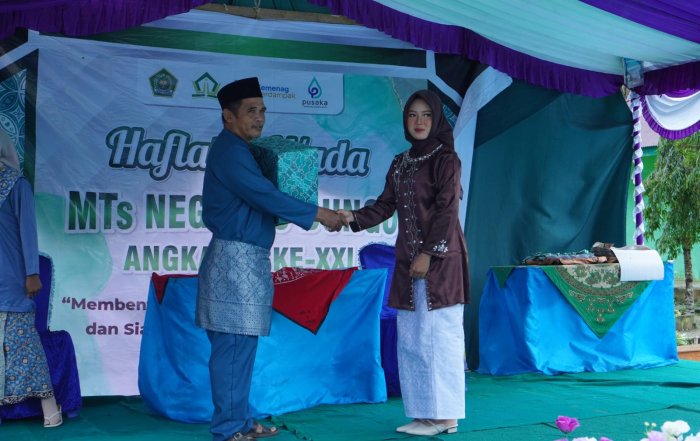 Alumni Angkatan XXI Serahkan Kenang-Kenangan untuk MTsN 8 Bungo pada Haflatul Wada Kela IX Alumni Angkatan XXI Serahkan Kenang-Kenangan untuk MTsN 8 Bungo pada Haflatul Wada Kela IX