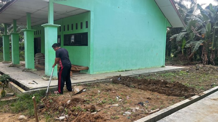 Kepala MTsN 8 Bungo Turun Langsung Bantu Pembangunan Ruang Kelas Baru, Wujud Komitmen Tahun Ajaran 2026/2027 Kepala MTsN 8 Bungo Turun Langsung Bantu Pembangunan Ruang Kelas Baru, Wujud Komitmen Tahun Ajaran 2026/2027