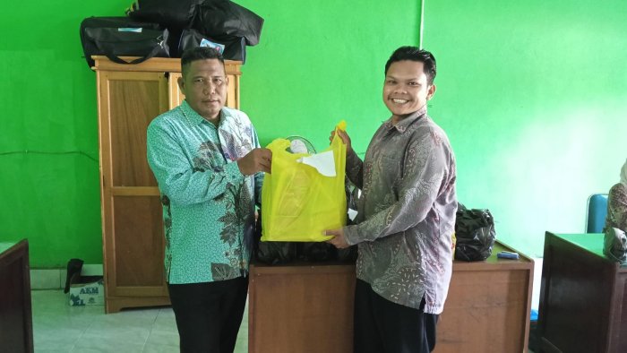 Kebersamaan Menjelang Idulfitri, Guru dan Staf MTsN 8 Bungo Terima THR dari Madrasah